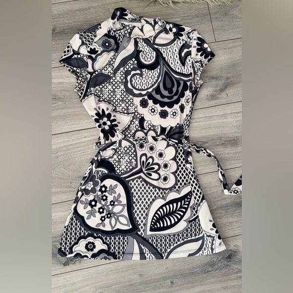 Vintage Dresses & Skirts - Vintage Black and White Floral Mini Dress